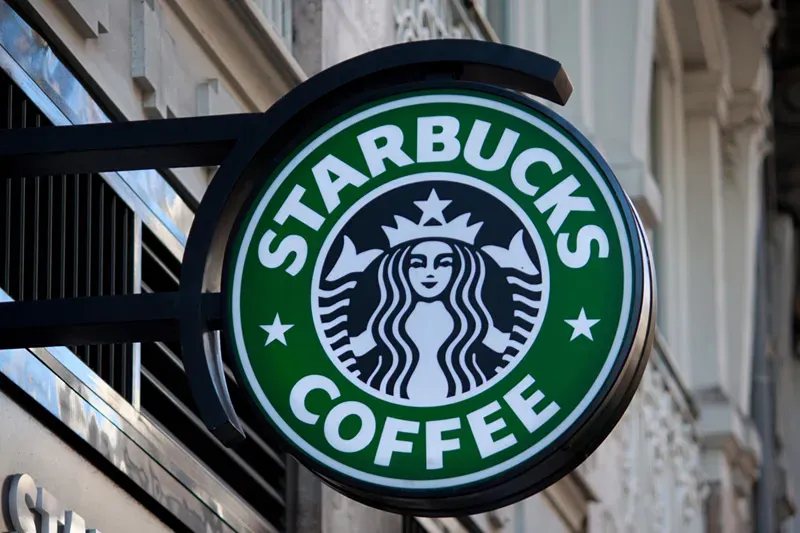 Компания Starbucks делает акцент на кружках и искусстве приготовления маккиато, чтобы оценить взгляды своего генерального директора