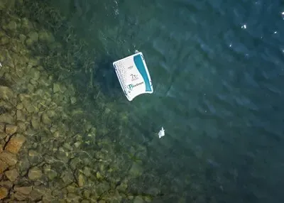 Сегодня компания Coca-Cola Company в Канаде  объявляет о партнерстве с канадской некоммерческой организацией Pollution Probe в рамках ее инициативы по очистке Великих озер от пластика , крупнейшей инициативы такого рода в Северной Америке