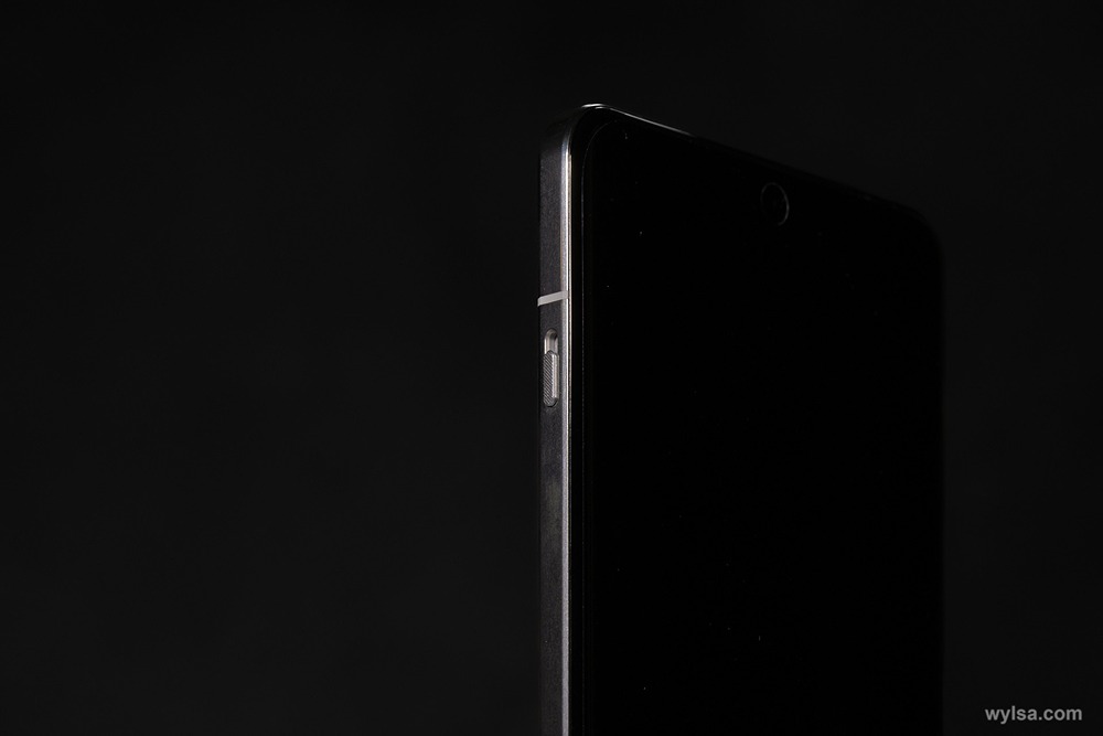 Что известно о новом цвете корпуса OnePlus 15 и чем он отличается от предыдущих моделей?