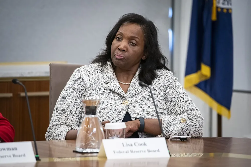 Удастся ли Трампу отстранить Лизу Кук из ФРС?