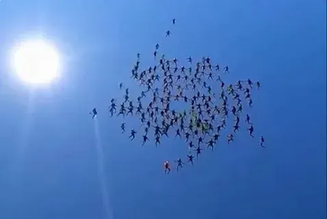 Как 174 парашютиста установили новый мировой рекорд в небе?