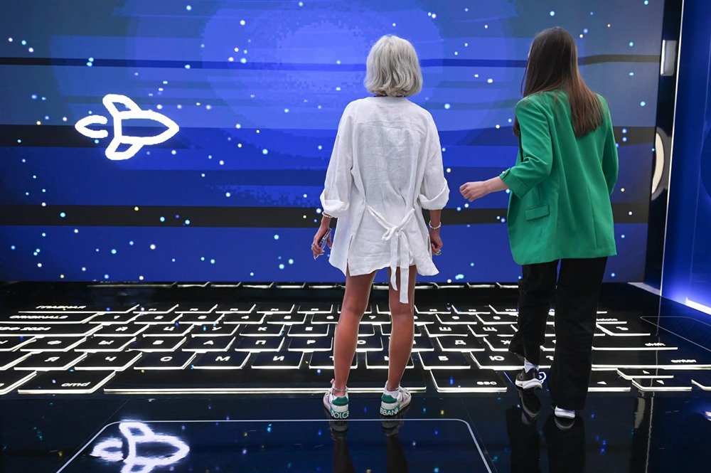 Какие причины побудили Rutube сократить сотрудников и как это связано с реструктуризацией бизнеса?