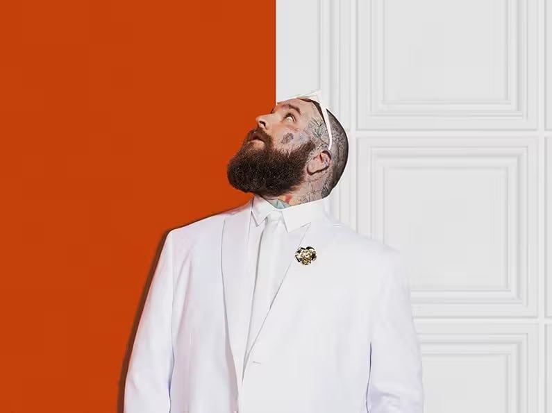 Какие песни можно услышать на концерте Тедди Свимса и какова атмосфера его выступлений?