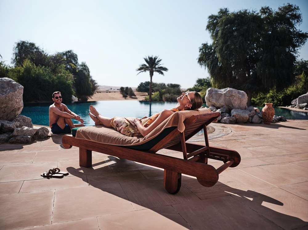 Какие факторы делают Al Maha Resort Desert Resort & Spa уникальным местом для отдыха в пустыне?