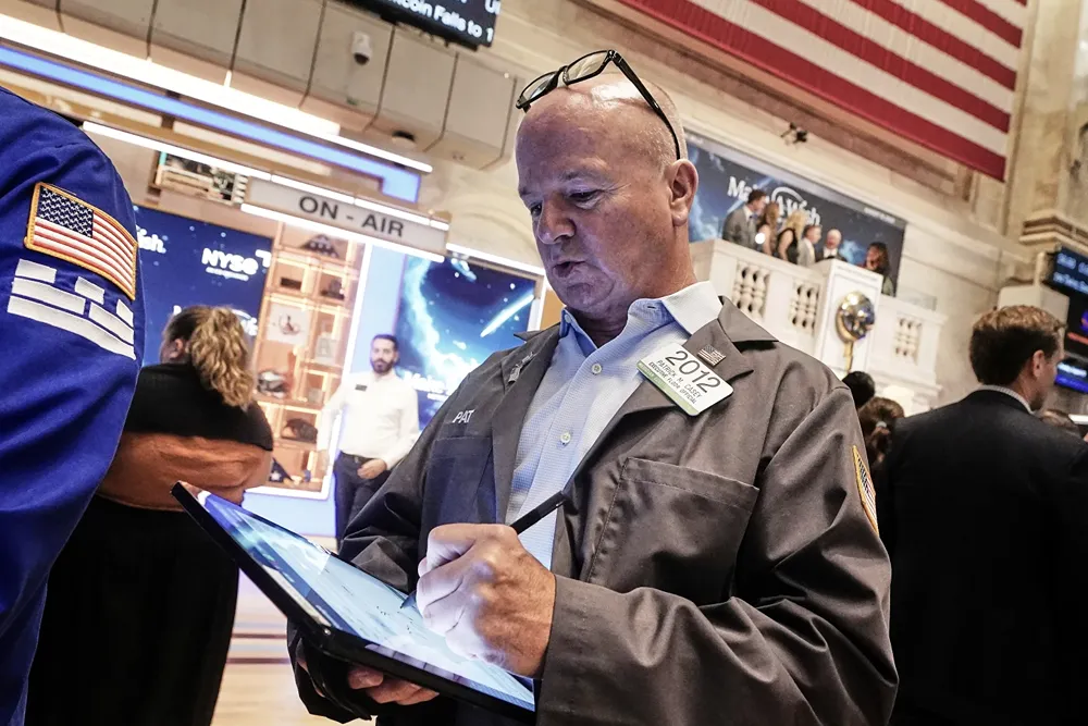 Почему американские индексы резко падают в начале торгов?