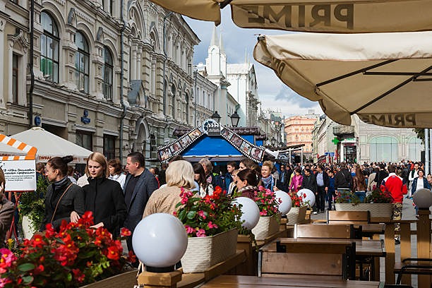 Когда деловая активность в сфере услуг России вернется к росту?