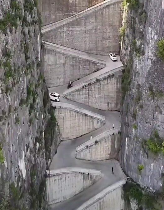 Как скальная дорога стала испытанием для самых смелых водителей?