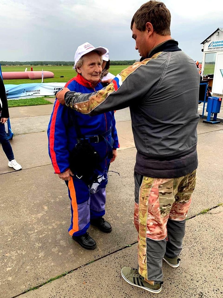 Почему прыжок с парашютом в 70 лет — это больше, чем просто приключение?