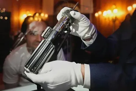 Почему световой меч Дарта Вейдера достиг рекордной цены в 300 млн рублей?