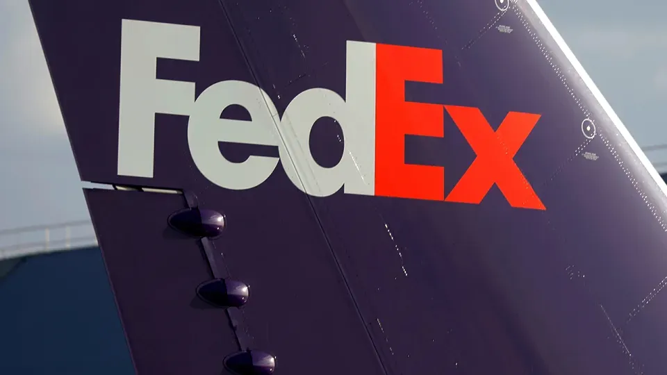 FedEx внедряет планы действий в чрезвычайных ситуациях из-за забастовки портовых рабочих