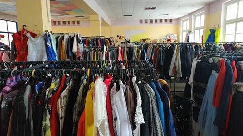 Зачем россияне покупают одежду в секонд-хендах?