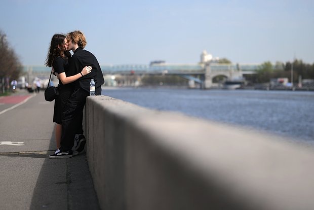 За поцелуй в общественном месте грозит арест на 15 суток?