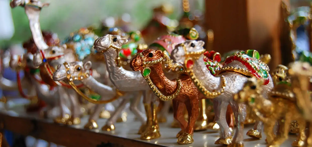 Где найти уникальные сувениры в Дубае, которые удивят друзей?