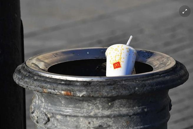 Почему выбрасывать мусор мимо урны стало опасно?