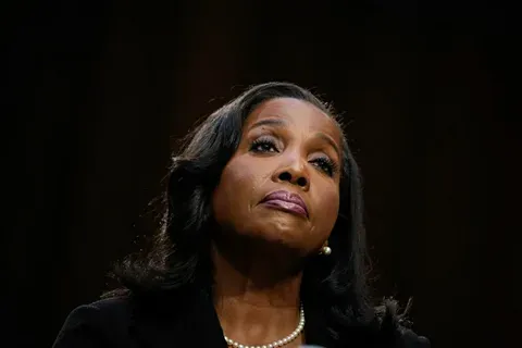 Почему Белый дом не смог уволить Лизу Кук?