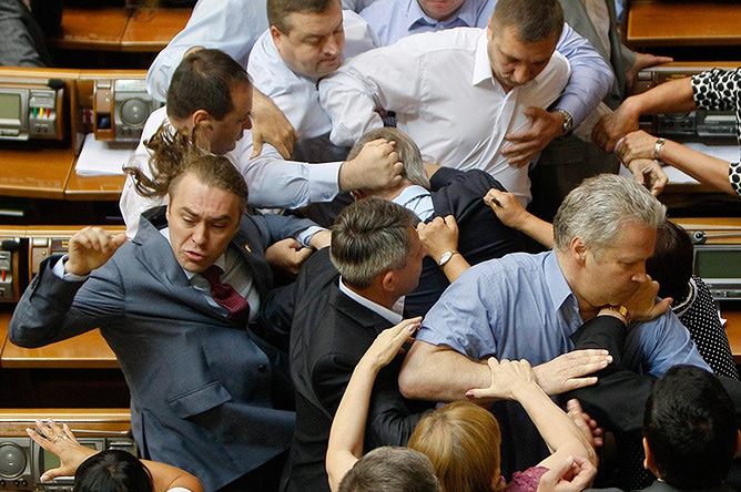 Как политика влияет на колебания фондового рынка в 2025 году?