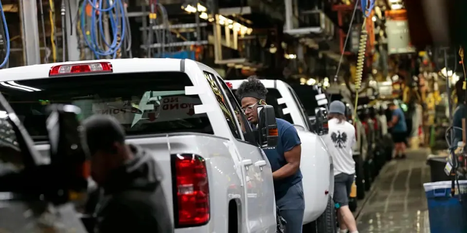 GM останавливает производство на заводах из-за урагана Хелен