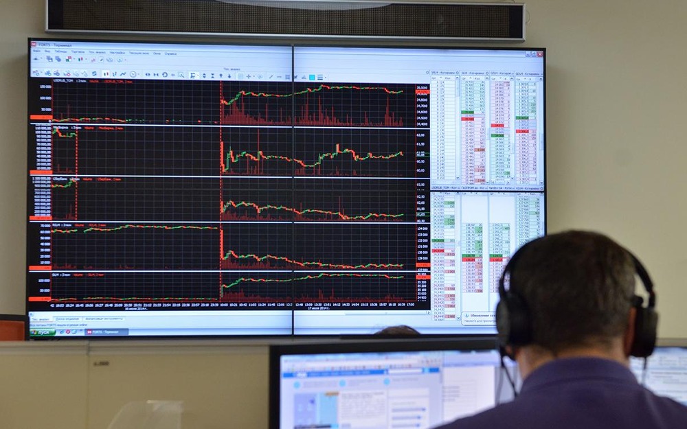 Как ставка и курс доллара повлияют на индекс Мосбиржи к 2026 году?