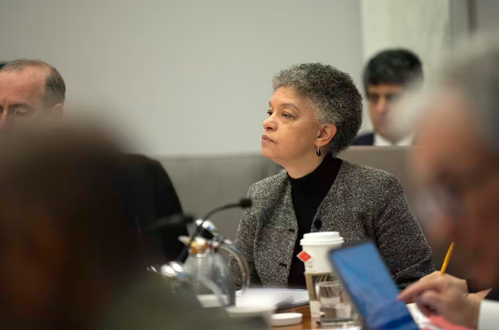 Глава ФРС Коллинз видит риск замедления экономики "сверх того, что необходимо"