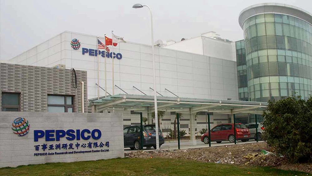 PepsiCo снизила прогноз органической выручки на год, поскольку потребители стали реже покупать ее закуски и напитки