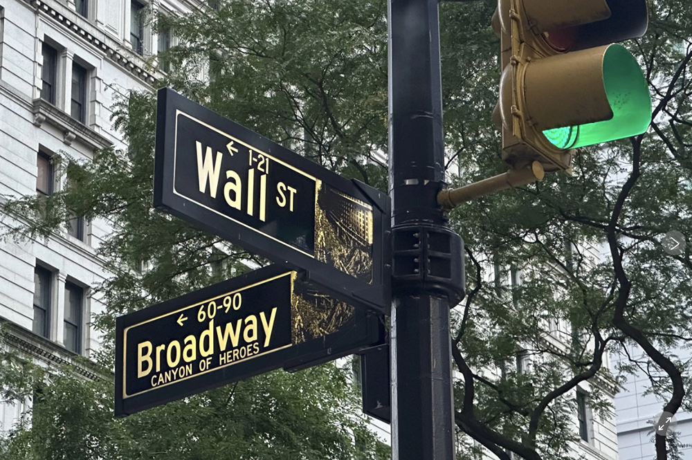 Уолл-стрит держится твердо после того, как шанхайские акции потерпели худшее падение с начала COVID