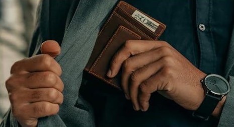 Удивительная история: офисный работник получил зарплату в 330 раз больше и сохранил деньги через суд