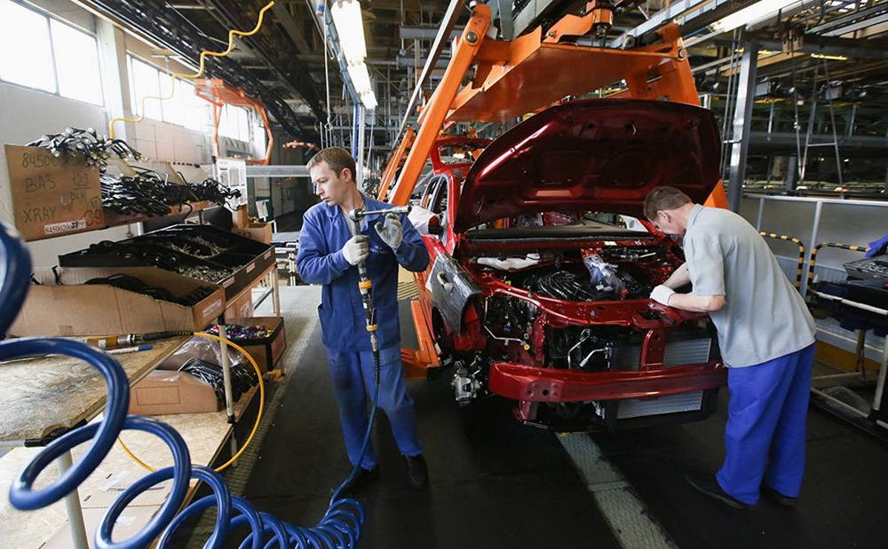 Стоит ли АвтоВАЗу переводить станочников в уборщики?