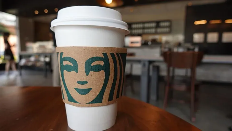 Starbucks сокращает скидки и акции