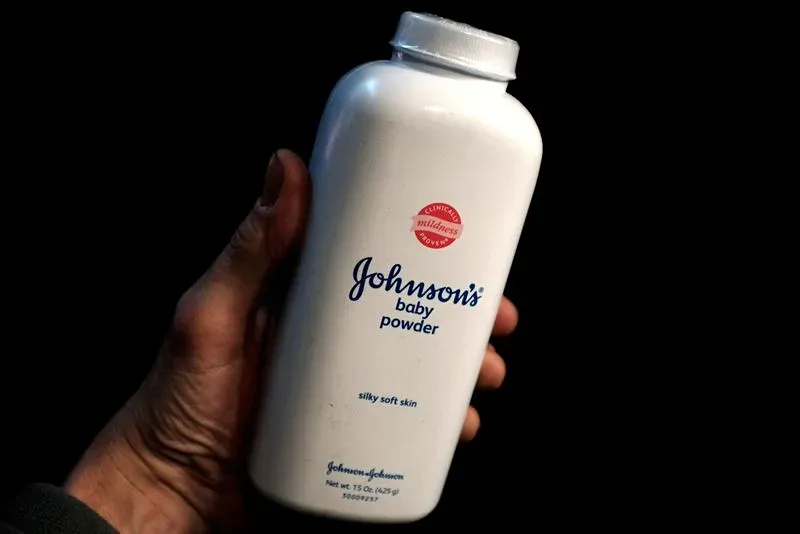 J&J должна выплатить 15 миллионов долларов мужчине, который утверждает, что тальк стал причиной его рака, постановило жюри