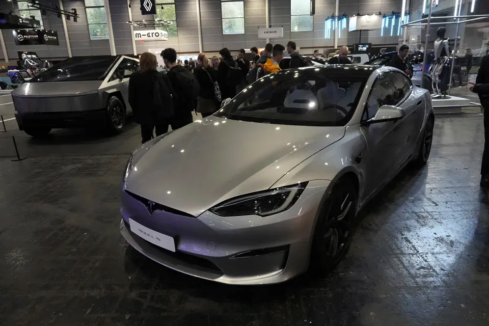 Автомобиль Tesla разбился и загорелся во Франции, погибли 4 человека