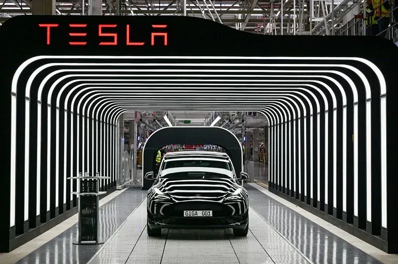 Tesla делает ставку на технологию искусственного интеллекта «черный ящик» для роботакси