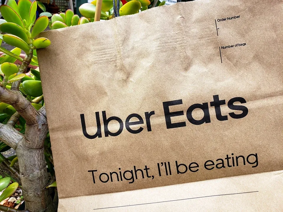 Uber Eats во Франции будет доставлять заказы в бумажных пакетах из листового волокна Releaf Paper