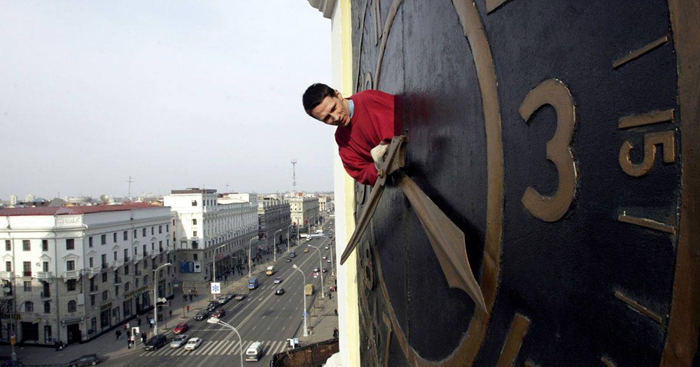 Стоит ли вернуть сезонный перевод часов в России?
