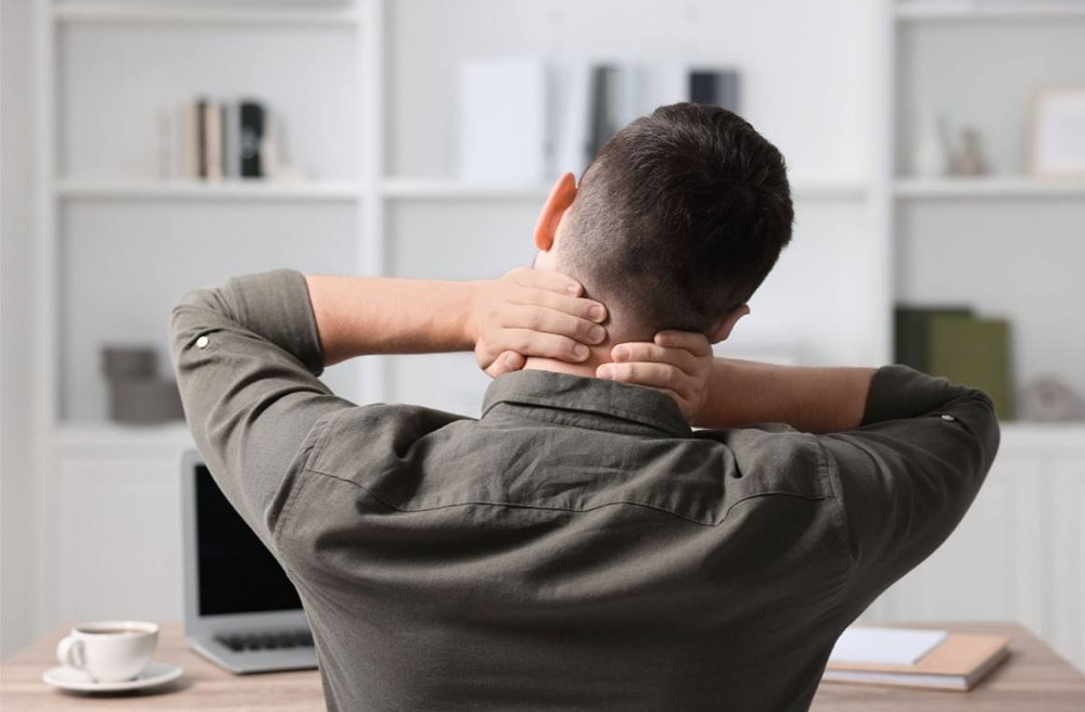 Чем опасен хруст шеей: риски для здоровья?

