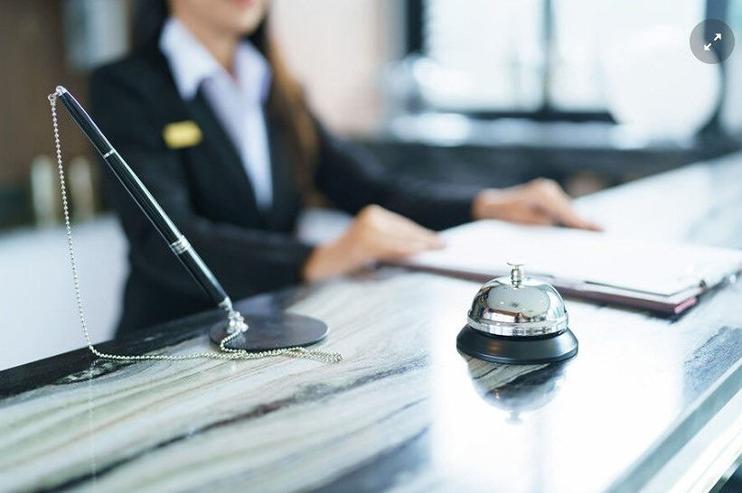 Можно ли заселиться в отель по загранпаспорту или водительским правам?
