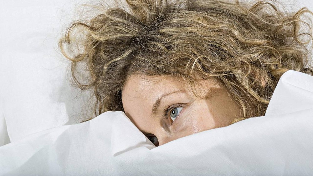 Почему сон при свете повышает риск инсульта и болезней сердца?

