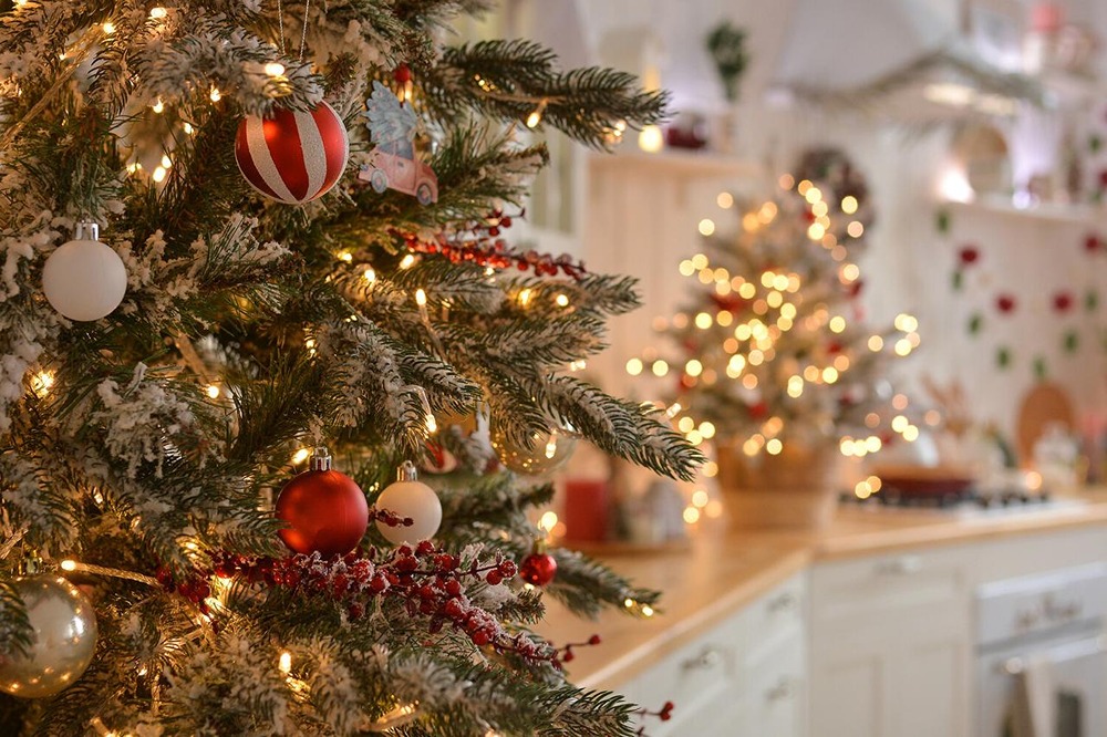 Стоит ли покупать ёлочные игрушки заранее в 2025?

