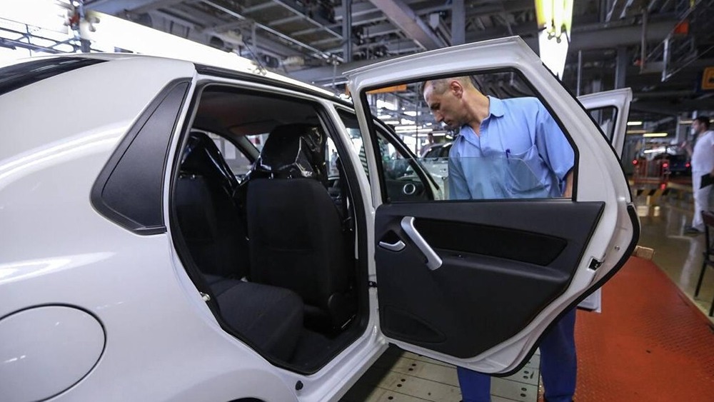 Почему продажи Lada упали на 25 % в 2025 году?

