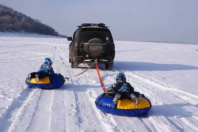 Чем грозит катание на тюбинге за машиной — штраф или тюрьма?

