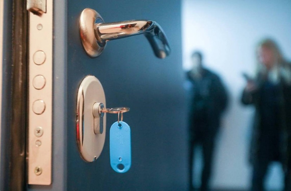 Как в России планируют стимулировать рождаемость через предоставление бесплатного жилья молодым парам?
