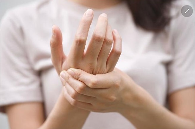 Чем опасно хрустеть пальцами: мнение невролога?

