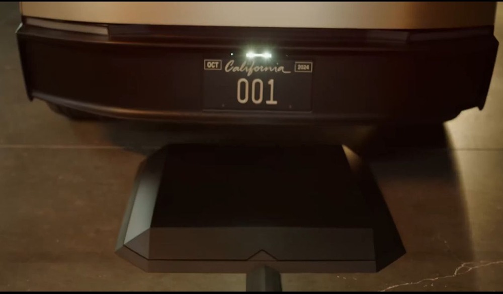 Tesla анонсировала беспроводную зарядку для своего роботакси