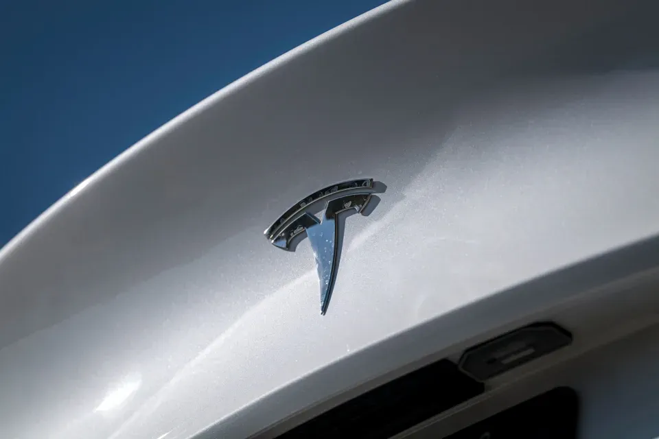 Tesla «Полностью беспилотный автомобиль» сталкивается с расследованием дефекта после смертельного случая