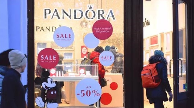 Почему с марта 2026 года все вывески в России должны быть на русском языке?
