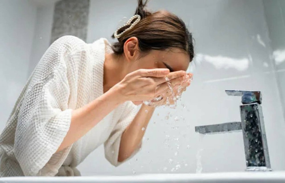 Почему умываться дважды в день может быть вредно для кожи?

