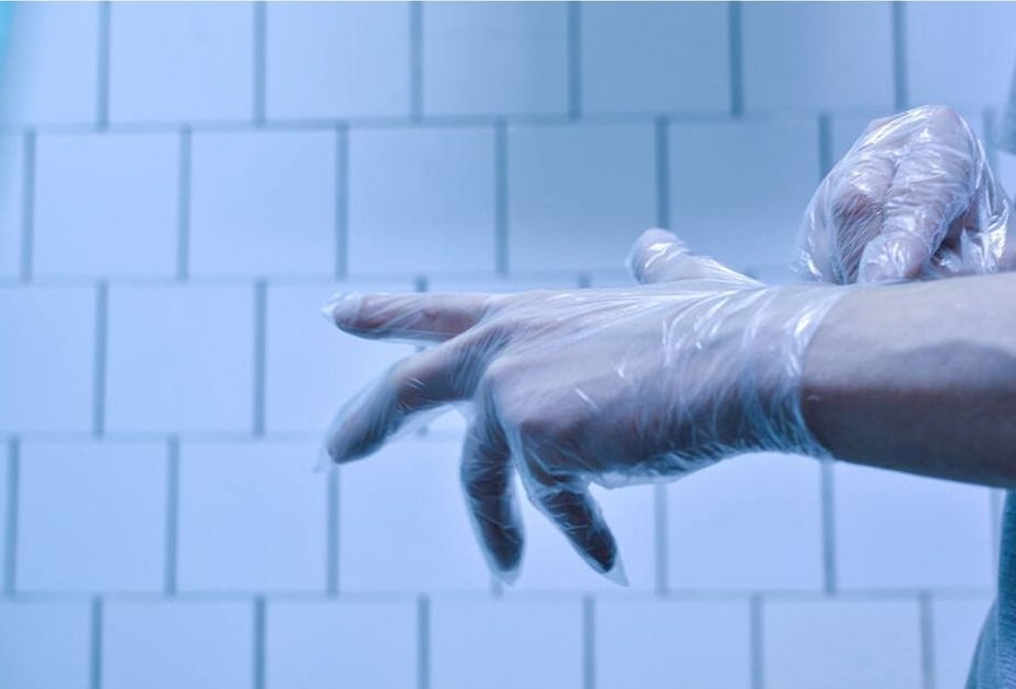 Почему санитарам в екатеринбургской больнице сократили зарплату до 10 000?
