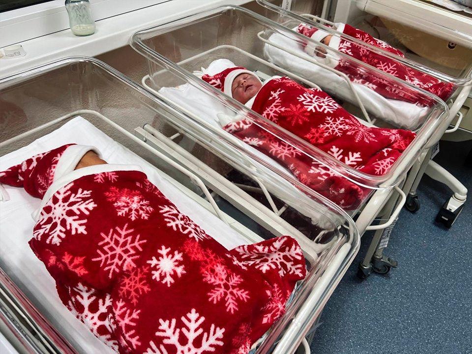 В Подмосковье детям, родившимся в декабре, дарят костюмы Деда Мороза?
