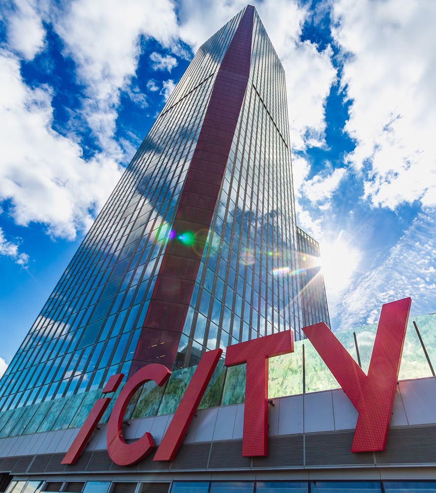 Где в России установили первые скоростные двухэтажные лифты?

