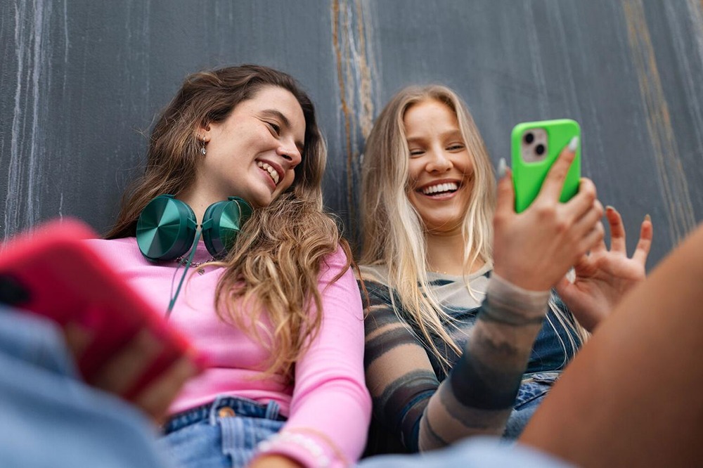 Что такое «белые смартфоны» для детей и зачем их вводят?

