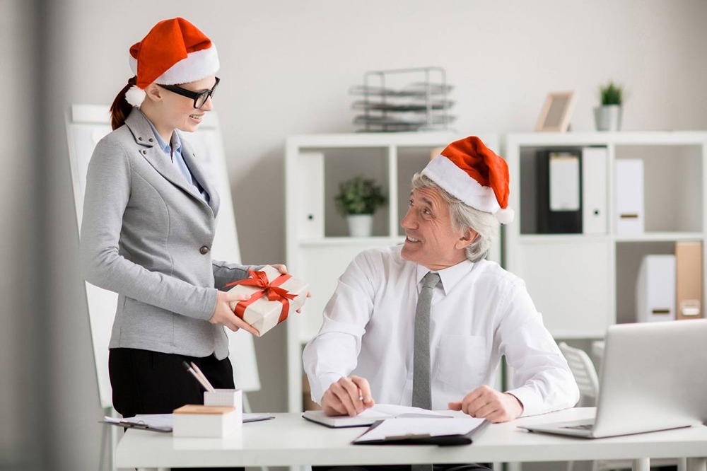 Почему «Тайный Санта» на работе провоцирует конфликты?
